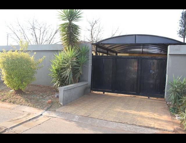 2 BEDROOM HOUSE FOR SALE IN PROTEA GLEN